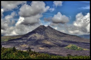 volcán Batur al amanecer y aguas termales